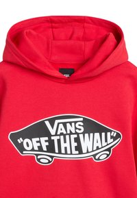 Felpa rossa con cappuccio in cotone, caratterizzata da una grande grafica bianca e nera di un skateboard con il testo "VANS OFF THE WALL."