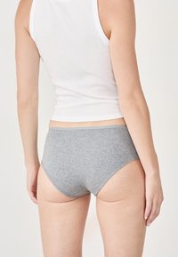 Sous-vêtements en coton gris côtelé avec une taille moyenne, dotés d'une ceinture lisse et de bords sans couture pour un confort optimal. La vue arrière montre une couverture complète.