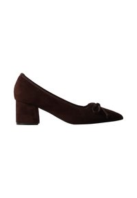 Chaussure femme en daim marron foncé à petit talon bloc, bout pointu et petit nœud décoratif sur le dessus.