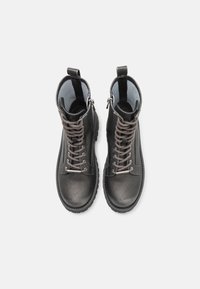 Bottines noires avec une finition en cuir lisse, lacets gris, fermetures éclair latérales et semelles en caoutchouc ; conçues avec des détails de couture et des anses.