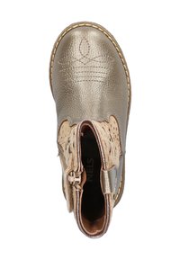 Metalen gouden leren laars met een gestructureerde afwerking, decoratieve stiksels, ritssluiting aan de zijkant en een tan geperforeerde accent op de enkel.