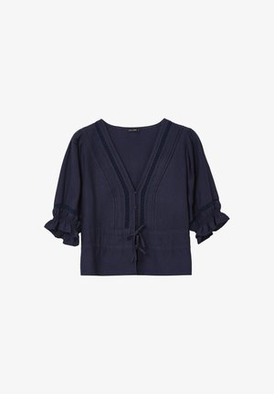 Navyblaue Bluse mit V-Ausschnitt, kurzen puffartigen Ärmeln, dekorativem Besatz entlang des Ausschnitts und der Ärmel sowie einer Bindeschließe in der Taille.