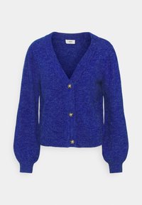 Cardigan tricoté bleu duveteux avec manches longues bouffantes, col en V et trois boutons métalliques sur le devant.