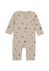 Tan onesie med lange ærmer, der har ferieinspirerede prints som rensdyr, snemænd og træer. Knapper løber ned langs forsiden. Blødt stof.