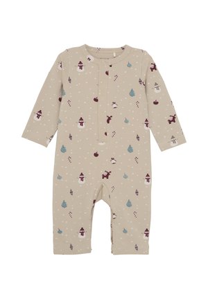 Brun jumpsuit med långa ärmar, prydd med julmotiv som renar, snögubbar och träd. Knappar löper ner längs framsidan. Mjuk tyg.