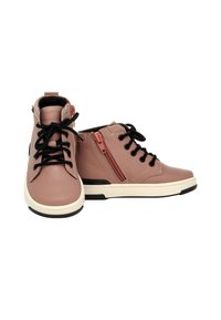 Un paio di scarpe alte rosa pallido con lacci neri, zip laterale, suole bianche e accenti neri sulla suola su uno sfondo bianco.