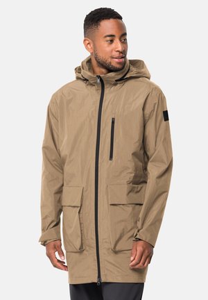 Hellbraune Jacke mit Kapuze, Frontreißverschluss, zwei großen Vordertaschen und einer Brusttasche. Hergestellt aus einem strukturierten, wetterfesten Material.