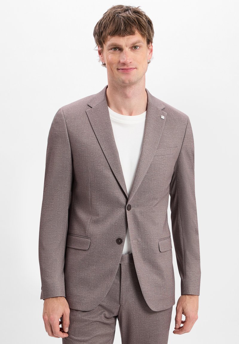 Braun gemusterter Anzug mit Revers und zwei vorderen Taschen, kombiniert mit einem weißen T-Shirt. Verfügt über einen Ein-Knopf-Verschluss.