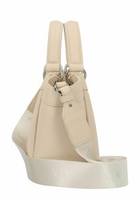 Borsa in pelle beige con finitura testurizzata, doppie maniglie e una tracolla staccabile di colore chiaro. Presenta dettagli in metallo argentato e un'etichetta.