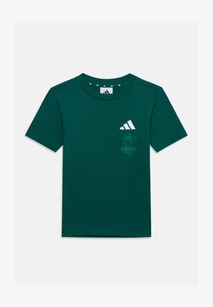 Ciemnozielona koszulka z krótkim rękawem z logo Adidas i małą grafiką Minecraft na lewej stronie klatki piersiowej.