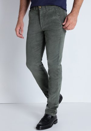 MIT MITTLERER TAILLE LEIBHÖHE - Pantalones chinos - grün