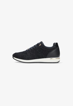 Zapatilla de punto negra con una superficie de tela texturizada, que presenta ojales en tono dorado y una suela de goma blanca. Detalle del logo en el lateral.