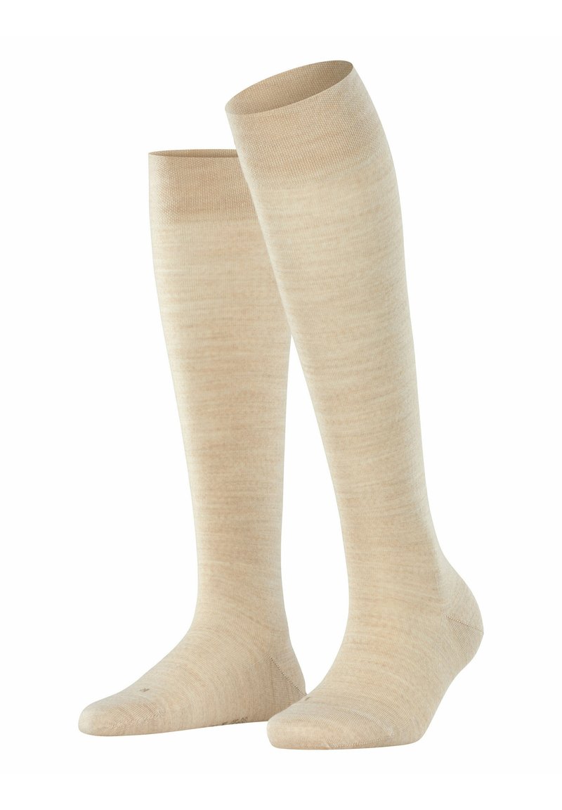 Beige Kniestrümpfe aus einem weichen, glatten Material mit gleichmäßiger Textur und einem gerippten Bündchen am oberen Ende.