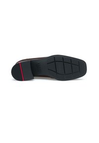 Scarpa in pelle marrone con suola in gomma nera. La suola presenta un motivo testurizzato e una striscia di accento rossa sul tallone.