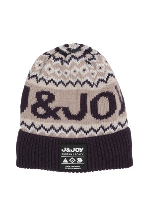 Bonnet en tricot dans des coloris beige et violet foncé, avec un motif géométrique, un revers côtelé et un patch logo noir à l'avant.