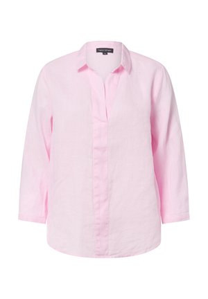 Jasnoróżowa, koszula z długim rękawem i kołnierzykiem, z ukrytą listwą na guziki i luźnym krojem, prezentowana na białym tle.