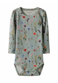 Langarm babyromper van lichtgroene katoen met een bloemenpatroon met rode, blauwe en gele bloemen. Drukknopen aan de onderkant.