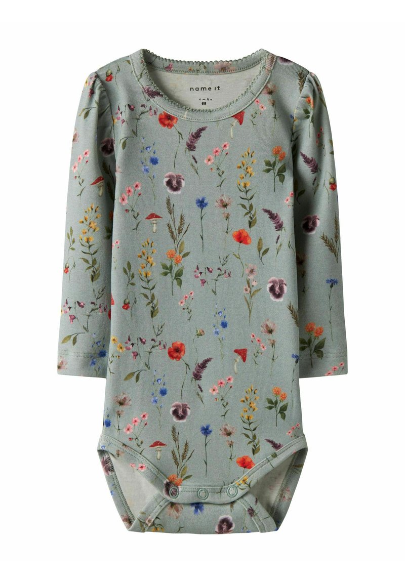 Langarm babyromper van lichtgroene katoen met een bloemenpatroon met rode, blauwe en gele bloemen. Drukknopen aan de onderkant.