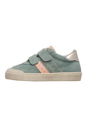 Scarpa da ginnastica per bambini in camoscio verde con suola beige, striscia rosa, cuciture a zigzag gialle, dettaglio metallico sul tallone e due cinturini in Velcro.