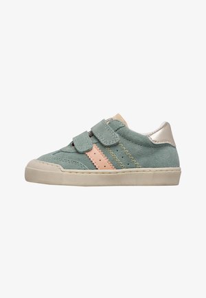 Scarpa da ginnastica per bambini in camoscio verde con suola beige, striscia rosa, cuciture a zigzag gialle, dettaglio metallico sul tallone e due cinturini in Velcro.