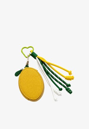 Portamonete ovale in pelle gialla con cursore della cerniera verde attaccato a un moschettone verde a forma di cuore e cordini decorativi verdi, bianchi e gialli con nodi.