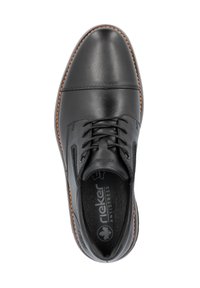 Zapato de cuero negro con puntera redondeada, diseño con cordones y costura en contraste marrón. Presenta una plantilla acolchada etiquetada como "Rieker Antistress."