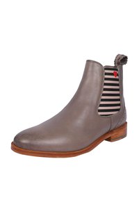 Stivale alla caviglia in pelle grigia con finitura liscia, pannello laterale elastico a righe e un accento a forma di cuore rosso. Tacco in legno e design a punta arrotondata.