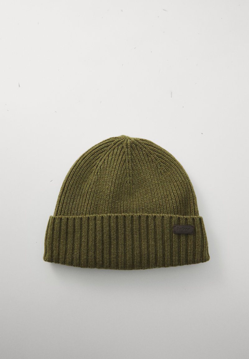 Õlivarjundis ribakudumist beanie, millel on volditud serv ja väike must ristkülikuline logootag, seismas täiesti valgel taustal.