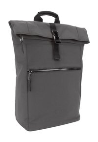 Mochila rectangular de color gris oscuro con cierre enrollable superior, correa de hebilla negra, asa en la parte superior, bolsillo frontal con cremallera y sutil logo de JOOP!
