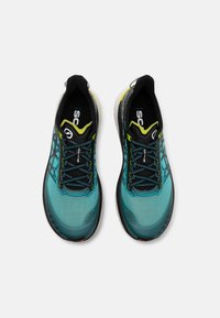 Scarpe da corsa con un design turchese e nero, upper in rete, lacci a contrasto e suola in gomma testurizzata con un motivo di presa visibile.