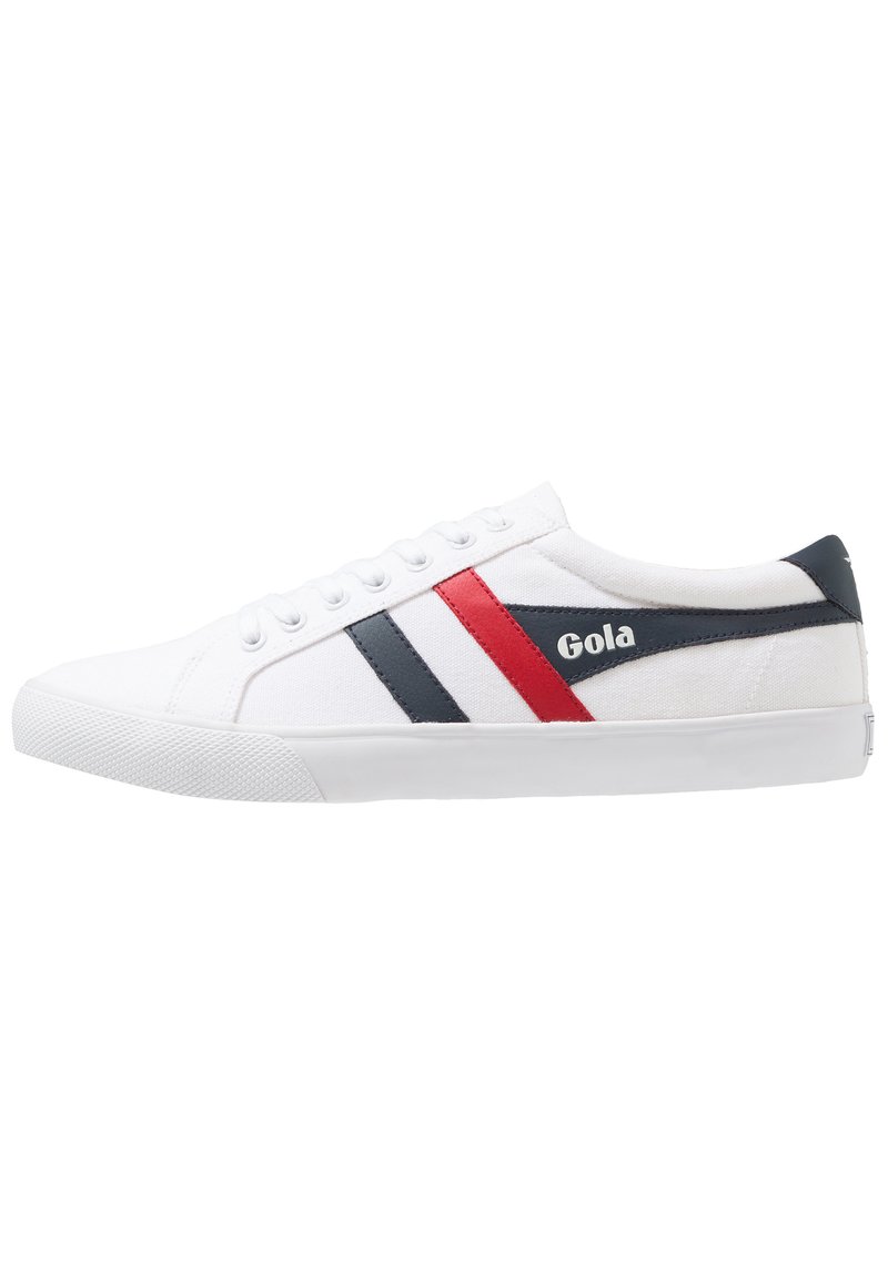 Sneaker bianca in tela con strisce diagonali blu e rosse, suola in gomma e accentuazione del marchio in bianco. Design con lacci, profilo basso.
