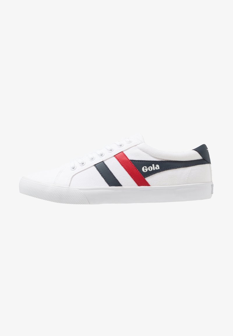 Witte canvas sneakers met blauwe en rode diagonale strepen, rubberen zool en een merkaccent in het wit. Vetersluiting, laag profiel.