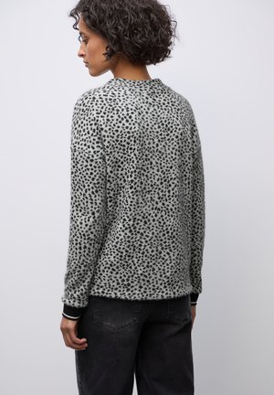 Puszysty szary sweter z czarnym wzorem w leopardzie. Posiada okrągły dekolt, długie rękawy i czarne prążkowane mankiety.