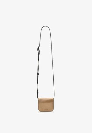 Borsa a tracolla in pelle dorata con una texture liscia, dotata di una tracolla nera regolabile e un design minimalista. Dimensioni compatte senza hardware visibile.