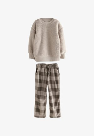 Helle beige, flauschige Sweater mit gerippten Bündchen und Halsausschnitt, kombiniert mit braunen und beigen karierten Hosen mit elastischem Bund und Taschen.