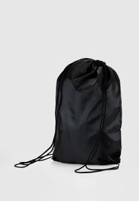 Mochila negra con cordón de cierre, hecha de un material ligero y suave con una superficie texturizada y cordones resistentes para asegurarlo.