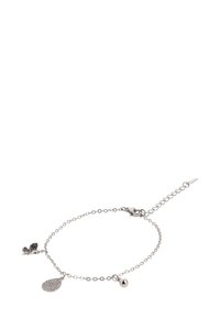Bracciale in argento con una fine catena, caratterizzato da un charm a forma di farfalla, una goccia con decorazioni e un piccolo pendente rotondo. Chiusura regolabile.