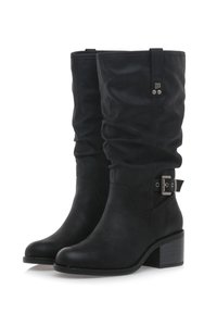 Botas negras hasta la rodilla con un diseño arrugado, hechas de material sintético, que cuentan con una hebilla decorativa y un tacón bajo y cuadrado.