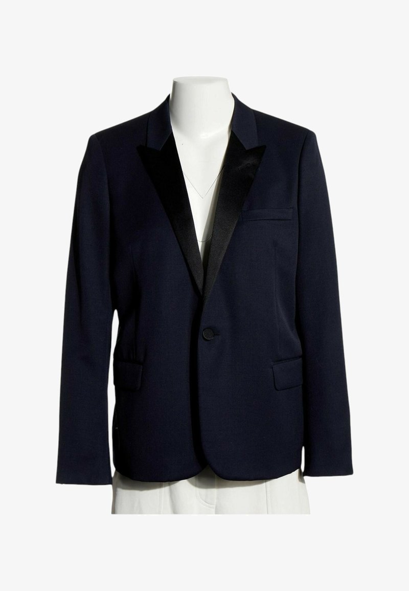 Blazer bleu marine foncé à simple bouton avec revers en satin noir, poches à rabat et une poche poitrine passepoilée sur un mannequin blanc sans tête.