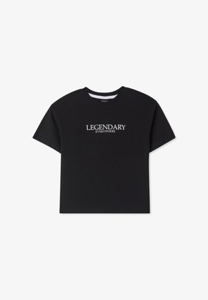 Czarny bawełniany t-shirt z krótkimi rękawami, okrągłym dekoltem i białym napisem "LEGENDARY EVERYWHERE" na piersi.