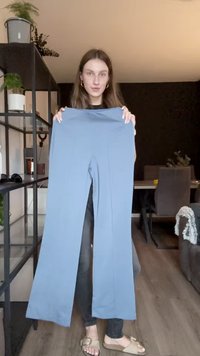 Gai zili legingi, izgatavoti no elastīga materiāla, ar izplestu dizainu un gludu tekstūru. Nav redzamu rakstu vai detaļu.