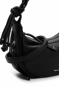 Borsa a spalla in pelle nera con design curvo, tracolla intrecciata, tasca laterale con cerniera e dettagli in metallo argentato.