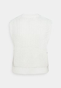 Biały, dziany bezrękawnik o prążkowanej teksturze, z okrągłym dekoltem i prostym dołem. Tył ma luźny splot.