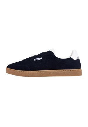 Sneaker in suede blu navy con accenti bianchi e suola in gomma color beige testurizzata. Presenta un'etichetta con il marchio sul lato e dettagli perforati.