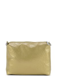 Glanzend gouden leren zakje met textuur en ritsluiting, met metalen ringen aan elke kant, tegen een witte achtergrond.