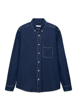 Cămașă din denim albastru închis cu guler, mâneci lungi și închidere cu nasturi. Prezintă o singură buzunar pe piept și detalii de cusături contrastante.