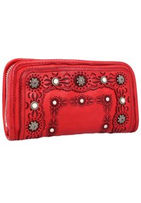 Portafoglio rosso in pelle con intricati disegni ritagliati e accenti floreali. Gli accessori in argento impreziosiscono la superficie testurizzata.
