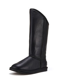 Czarne, skórzane, sięgające kolan botki z okrągłym noskiem, gładką teksturą i minimalnym detalem szwów. Posiadają płaską gumową podeszwę.