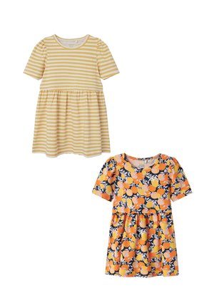 Zwei Kinderkleider: eines gelb gestreift mit kurzen Ärmeln und einem gestuften Rock, das andere mit einem floralen Zitronenmuster auf einem dunklen Hintergrund.