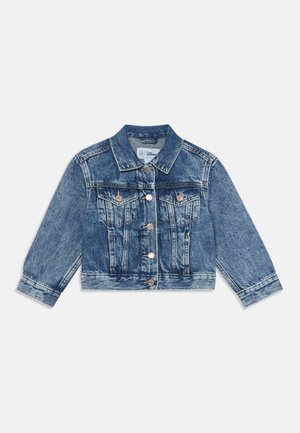 Barnas medium blå denimjakke med lange ermer, frontlukking med knapper, og to knappefick på brystet, lagt flatt på hvit bakgrunn.